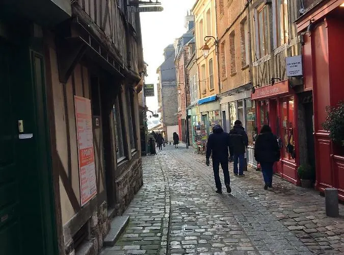 Sous Les Toits D'honfleur Ονφλέρ